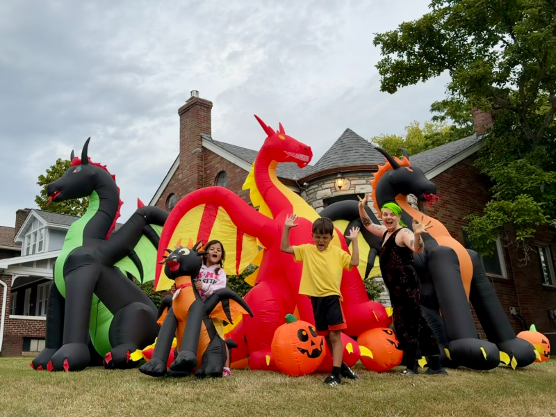 Children and Pumpkin Snow in front of the dragons